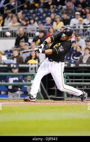 Apr. 21, 2010 - Pittsburgh, PA, Stati Uniti - 21 Aprile 2010: Pittsburgh Pirates' outfielder Garrett Jones (46) single a campo sinistro durante il quarto inning di gioco 2 in 3 serie di gioco tra i pirati e di birra al PNC Park di Pittsburgh, PA...Brewers ha vinto game 2 delle 3 serie di gioco da parte di un cliente di 8-0..Mandatory Credit: Dean Beattie / Southcreek media globali di credito (Immagine: © Dean Bea Foto Stock