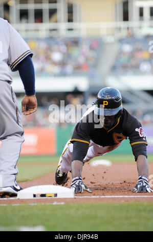 Apr. 21, 2010 - Pittsburgh, PA, Stati Uniti - 21 Aprile 2010: Pittsburgh Pirates' outfielder Andrew McCutchen (22) immersioni torna alla prima base prima di gettare arriva a Milwaukee brewers' 1B Prince Fielder (28) per rendere il tag nel gioco 2 di 3 serie di gioco tra i pirati e di birra al PNC Park di Pittsburgh, PA...Brewers ha vinto game 2 delle 3 serie di gioco da parte di un cliente di 8-0..Mandatory Credit: Foto Stock