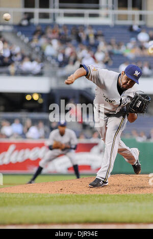 Apr. 21, 2010 - Pittsburgh, PA, Stati Uniti - 21 Aprile 2010: Milwaukee brewers' a partire lanciatore Yovani Gallardo (49) genera un po' di calore nella terza inning di gioco 2 di 3 serie di gioco tra i pirati e di birra al PNC Park di Pittsburgh, PA...Brewers ha vinto game 2 delle 3 serie di gioco da parte di un cliente di 8-0..Mandatory Credit: Dean Beattie / Southcreek media globali di credito (Immagine: © Dean Beatti Foto Stock