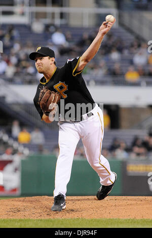 Apr. 21, 2010 - Pittsburgh, PA, Stati Uniti - 21 Aprile 2010: Pittsburgh Pirates' a partire lanciatore Zach Duke (57) scarica nel quarto inning di gioco 2 in 3 serie di gioco tra i pirati e di birra al PNC Park di Pittsburgh, PA...Brewers ha vinto game 2 delle 3 serie di gioco da parte di un cliente di 8-0..Mandatory Credit: Dean Beattie / Southcreek media globali di credito (Immagine: © Dean Beattie/Southcreek Foto Stock