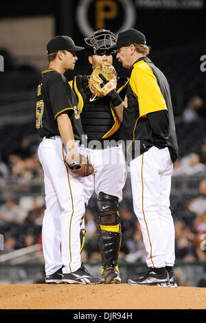 Apr. 21, 2010 - Pittsburgh, PA, Stati Uniti - 21 Aprile 2010: Pittsburgh Pirates' Pitching Coach Joe Kerrigan (26) e i pirati di Pittsburgh' catcher Ryan Doumit (41) provengono per il tumulo di parlare con i Pirati di Pittsburgh' a partire lanciatore Zach Duke (57) Dopo Milwaukee brewers' 2B Rickie settimane" (23) home run nella quinta inning di gioco 2 in 3 serie di gioco tra i pirati e di birra al PNC Foto Stock