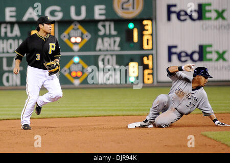 Apr. 21, 2010 - Pittsburgh, PA, Stati Uniti - 21 Aprile 2010: Milwaukee brewers' outfielder Carlos Gomez (27) guarda indietro alla prima base dopo lo scorrimento nella seconda lungo con i Pirati di Pittsburgh' 2B Akinori Iwamura (3) per vedere se il Milwaukee brewers' 1B Prince Fielder (28) reso alla prima base prima di gettare nella ottavo inning di gioco 2 di 3 serie di gioco tra i pirati e produttori di birra a PN Foto Stock