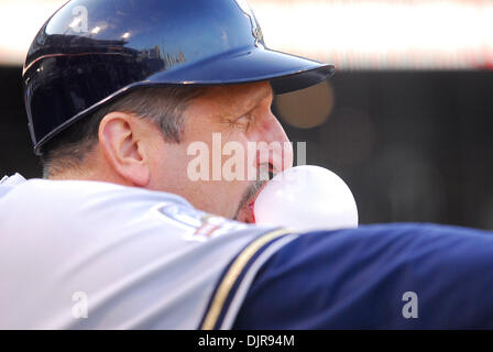 Apr. 21, 2010 - Pittsburgh, PA, Stati Uniti - 21 Aprile 2010: Milwaukee brewers' primo allenatore di base ed Sedar (6) soffia una bolla come egli si affaccia su Campo di PNC Park dove i produttori erano sempre pronti a iniziare il gioco 2 delle 3 serie di gioco contro i pirati di Pittsburgh al PNC Park di Pittsburgh, PA.Brewers ha vinto game 2 delle 3 serie di gioco da parte di un cliente di 8-0..Mandatory Credit: Dean Beatti Foto Stock