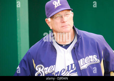 Apr. 21, 2010 - Pittsburgh, PA, Stati Uniti - 21 Aprile 2010: Milwaukee brewers' Manager Ken Macha (40) si blocca in piroga prima di iniziare il gioco 2 delle 3 serie di gioco tra i pirati di Pittsburgh al PNC Park di Pittsburgh, PA..Brewers ha vinto game 2 delle 3 serie di gioco da parte di un cliente di 8-0...credito obbligatorio: Dean Beattie / Southcreek media globali di credito (Immagine: © Dean Beattie/Southcre Foto Stock