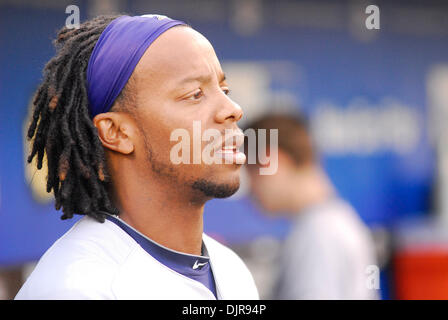 Apr. 21, 2010 - Pittsburgh, PA, Stati Uniti - 21 Aprile 2010: Milwaukee brewers' 2B Rickie settimane (23) sorge in piroga prima di iniziare il gioco 2 delle 3 serie di gioco tra la birra e il Pittsburgh, pirati al PNC Park di Pittsburgh, PA..Brewers ha vinto game 2 delle 3 serie di gioco da parte di un cliente di 8-0..Mandatory Credit: Dean Beattie / Southcreek media globali di credito (Immagine: © Dean Beatt Foto Stock