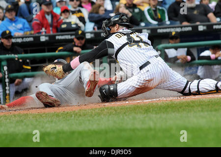 Maggio 09, 2010 - Pittsburgh, PA, Stati Uniti - 09 Maggio 2010: St. Louis Cardinals' 3B David Freese (23) si blocca la piastra e batte il tag da Pittsburgh Pirates' catcher Ryan Doumit (41) nella sesta inning tra i pirati e Cardinali al PNC Park di Pittsburgh, PA..i Cardinali ha vinto il gioco 11-4.Mandatory Credit: Dean Beattie / Southcreek media globali di credito (Immagine: © Dean Beattie/So Foto Stock