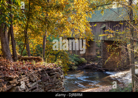 Concord Covered Bridge, un ponte a una corsia, è stato costruito nel 1872 su Nickajack Creek nel quartiere storico di Concord Covered Bridge a Smyrna, Georgia. Foto Stock