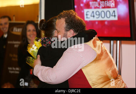 Derby, Regno Unito. Il 29 novembre 2013. James Lewis smashes asta Record mondiale di oltre £ 57.000 sollevato per carità Venerdì 29 Novembre 2013: banditore e TV personality James Lewis stasera ha completato il suo tentativo di maratona per impostare un nuovo Guinness World Record per l'asta più lunga mai preso da un unico banditore. Credito: Shaun borsisti/Alamy Live News Foto Stock