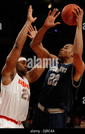 Mar 11, 2010 - New York, New York, Stati Uniti - 11 Marzo 2010: Siracusa avanti Arinze Onuaku (21) e Georgetown avanti Julian Vaughn (22) durante l'azione di gioco al 2010 Grande Oriente di pallacanestro degli uomini di quarti di finale di campionato tenutasi presso il Madison Square Garden di New York, New York. (Credito Immagine: © Alex Cena/Southcreek globale/ZUMApress.com) Foto Stock