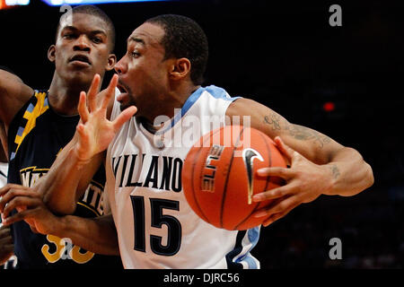 Mar 11, 2010 - New York, New York, Stati Uniti - 11 Marzo 2010: centro di Georgetown Greg Monroe (10) durante la fase di azione di gioco al 2010 Grande Oriente di pallacanestro degli uomini di quarti di finale di campionato tenutasi presso il Madison Square Garden di New York, New York. (Credito Immagine: © Alex Cena/Southcreek globale/ZUMApress.com) Foto Stock