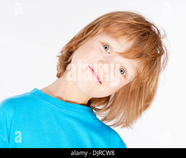 Ritratto di un ragazzo con capelli biondi in blu in alto - Isolato su bianco Foto Stock