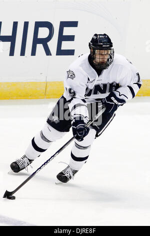 27 mar 2010 - Albany, New York, Stati Uniti - 27 Marzo 2010: New Hampshire avanti Mike Sislo (19)durante l'hockey su ghiaccio azione tra New Hampshire e Rochester Institute of Technology (RIT) ad est il torneo regionale finale del 2010 NCAA Hockey campionato svoltosi a volte Unione Centro in Albany, New York. Il tigri RIT sconfitto il New Hampshire Wildcats 6-2 per avanzare alla NC Foto Stock