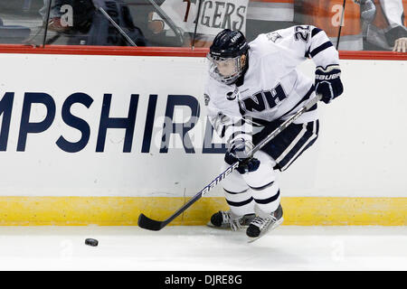 27 mar 2010 - Albany, New York, Stati Uniti - 27 Marzo 2010: New Hampshire avanti Stevie Mosè (22) durante l'hockey su ghiaccio azione tra New Hampshire e Rochester Institute of Technology (RIT) ad est il torneo regionale finale del 2010 NCAA Hockey campionato svoltosi a volte Unione Centro in Albany, New York. Il tigri RIT sconfitto il New Hampshire Wildcats 6-2 per avanzare alla Foto Stock