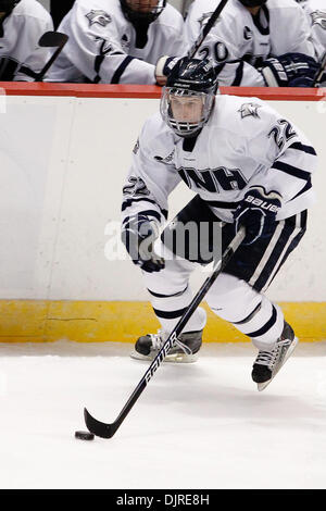 27 mar 2010 - Albany, New York, Stati Uniti - 27 Marzo 2010: New Hampshire avanti Stevie Mosè (22) durante l'hockey su ghiaccio azione tra New Hampshire e Rochester Institute of Technology (RIT) ad est il torneo regionale finale del 2010 NCAA Hockey campionato svoltosi a volte Unione Centro in Albany, New York. Il tigri RIT sconfitto il New Hampshire Wildcats 6-2 per avanzare alla Foto Stock