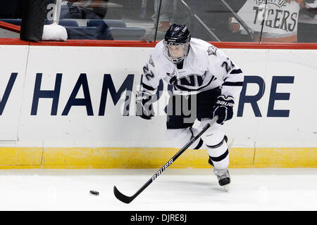 27 mar 2010 - Albany, New York, Stati Uniti - 27 Marzo 2010: New Hampshire avanti Stevie Mosè (22) durante l'hockey su ghiaccio azione tra New Hampshire e Rochester Institute of Technology (RIT) ad est il torneo regionale finale del 2010 NCAA Hockey campionato svoltosi a volte Unione Centro in Albany, New York. Il tigri RIT sconfitto il New Hampshire Wildcats 6-2 per avanzare alla Foto Stock