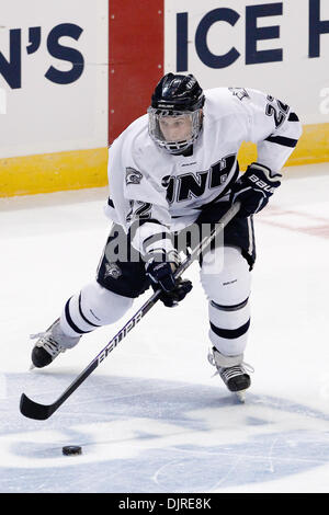 27 mar 2010 - Albany, New York, Stati Uniti - 27 Marzo 2010: New Hampshire avanti Stevie Mosè (22) durante l'hockey su ghiaccio azione tra New Hampshire e Rochester Institute of Technology (RIT) ad est il torneo regionale finale del 2010 NCAA Hockey campionato svoltosi a volte Unione Centro in Albany, New York. Il tigri RIT sconfitto il New Hampshire Wildcats 6-2 per avanzare alla Foto Stock