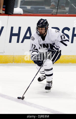 27 mar 2010 - Albany, New York, Stati Uniti - 27 Marzo 2010: New Hampshire avanti Paul Thompson (17) durante l'hockey su ghiaccio azione tra New Hampshire e Rochester Institute of Technology (RIT) ad est il torneo regionale finale del 2010 NCAA Hockey campionato svoltosi a volte Unione Centro in Albany, New York. Il tigri RIT sconfitto il New Hampshire Wildcats 6-2 per avanzare a th Foto Stock