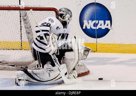 27 mar 2010 - Albany, New York, Stati Uniti - 27 Marzo 2010: New Hampshire Goalie Brian Foster (29) durante l'hockey su ghiaccio azione tra New Hampshire e Rochester Institute of Technology (RIT) ad est il torneo regionale finale del 2010 NCAA Hockey campionato svoltosi a volte Unione Centro in Albany, New York. Il tigri RIT sconfitto il New Hampshire Wildcats 6-2 per avanzare alla Foto Stock