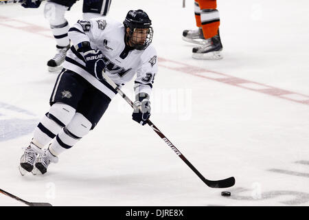 27 mar 2010 - Albany, New York, Stati Uniti - 27 Marzo 2010: New Hampshire Inoltra Inoltra Phil DeSimone (39) durante l'hockey su ghiaccio azione tra New Hampshire e Rochester Institute of Technology (RIT) ad est il torneo regionale finale del 2010 NCAA Hockey campionato svoltosi a volte Unione Centro in Albany, New York. Il tigri RIT sconfitto il New Hampshire Wildcats 6-2 a adva Foto Stock