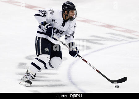 27 mar 2010 - Albany, New York, Stati Uniti - 27 Marzo 2010: New Hampshire Inoltra Inoltra Phil DeSimone (39) durante l'hockey su ghiaccio azione tra New Hampshire e Rochester Institute of Technology (RIT) ad est il torneo regionale finale del 2010 NCAA Hockey campionato svoltosi a volte Unione Centro in Albany, New York. Il tigri RIT sconfitto il New Hampshire Wildcats 6-2 a adva Foto Stock