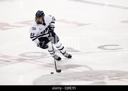 27 mar 2010 - Albany, New York, Stati Uniti - 27 Marzo 2010: New Hampshire avanti Paul Thompson (17) durante l'hockey su ghiaccio azione tra New Hampshire e Rochester Institute of Technology (RIT) ad est il torneo regionale finale del 2010 NCAA Hockey campionato svoltosi a volte Unione Centro in Albany, New York. Il tigri RIT sconfitto il New Hampshire Wildcats 6-2 per avanzare a th Foto Stock