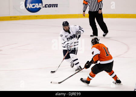 27 mar 2010 - Albany, New York, Stati Uniti - 27 Marzo 2010: New Hampshire Defenceman Damon Kipp (4) durante l'hockey su ghiaccio azione tra New Hampshire e Rochester Institute of Technology (RIT) ad est il torneo regionale finale del 2010 NCAA Hockey campionato svoltosi a volte Unione Centro in Albany, New York. Il tigri RIT sconfitto il New Hampshire Wildcats 6-2 per avanzare alla Foto Stock