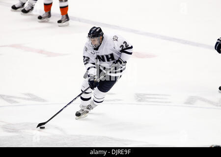 27 mar 2010 - Albany, New York, Stati Uniti - 27 Marzo 2010: New Hampshire avanti Stevie Mosè (22) durante l'hockey su ghiaccio azione tra New Hampshire e Rochester Institute of Technology (RIT) ad est il torneo regionale finale del 2010 NCAA Hockey campionato svoltosi a volte Unione Centro in Albany, New York. Il tigri RIT sconfitto il New Hampshire Wildcats 6-2 per avanzare alla Foto Stock