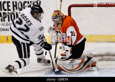 27 mar 2010 - Albany, New York, Stati Uniti - 27 Marzo 2010: New Hampshire avanti Stevie Mosè (22) e RIT Goalie Jared DeMichiel (33) durante l'hockey su ghiaccio azione tra New Hampshire e Rochester Institute of Technology (RIT) ad est il torneo regionale finale del 2010 NCAA Hockey campionato svoltosi a volte Unione Centro in Albany, New York. Il tigri RIT sconfitto il nuovo Hamp Foto Stock