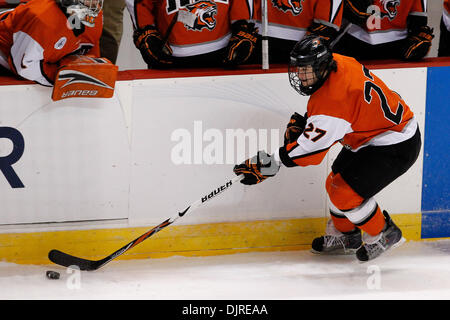 27 mar 2010 - Albany, New York, Stati Uniti - 27 Marzo 2010: RIT Defenceman Chris Saracino (27) durante l'hockey su ghiaccio azione tra New Hampshire e Rochester Institute of Technology (RIT) ad est il torneo regionale finale del 2010 NCAA Hockey campionato svoltosi a volte Unione Centro in Albany, New York. Il tigri RIT sconfitto il New Hampshire Wildcats 6-2 per avanzare alla NCAA F Foto Stock
