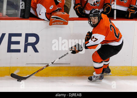 27 mar 2010 - Albany, New York, Stati Uniti - 27 Marzo 2010: RIT Defenceman Chris Saracino (27) durante l'hockey su ghiaccio azione tra New Hampshire e Rochester Institute of Technology (RIT) ad est il torneo regionale finale del 2010 NCAA Hockey campionato svoltosi a volte Unione Centro in Albany, New York. Il tigri RIT sconfitto il New Hampshire Wildcats 6-2 per avanzare alla NCAA F Foto Stock