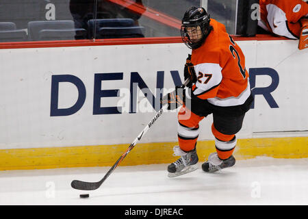 27 mar 2010 - Albany, New York, Stati Uniti - 27 Marzo 2010: RIT Defenceman Chris Saracino (27) durante l'hockey su ghiaccio azione tra New Hampshire e Rochester Institute of Technology (RIT) ad est il torneo regionale finale del 2010 NCAA Hockey campionato svoltosi a volte Unione Centro in Albany, New York. Il tigri RIT sconfitto il New Hampshire Wildcats 6-2 per avanzare alla NCAA F Foto Stock