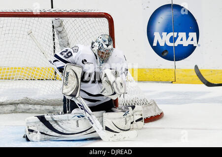 27 mar 2010 - Albany, New York, Stati Uniti - 27 Marzo 2010: New Hampshire Goalie Brian Foster (29) durante l'hockey su ghiaccio azione tra New Hampshire e Rochester Institute of Technology (RIT) ad est il torneo regionale finale del 2010 NCAA Hockey campionato svoltosi a volte Unione Centro in Albany, New York. Il tigri RIT sconfitto il New Hampshire Wildcats 6-2 per avanzare alla N Foto Stock