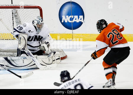 27 mar 2010 - Albany, New York, Stati Uniti - 27 Marzo 2010: New Hampshire Goalie Brian Foster (29) e RIT in avanti Andrea Favot (28) durante l'hockey su ghiaccio azione tra New Hampshire e Rochester Institute of Technology (RIT) ad est il torneo regionale finale del 2010 NCAA Hockey campionato svoltosi a volte Unione Centro in Albany, New York. Il tigri RIT sconfitto il del New Hampshire Foto Stock