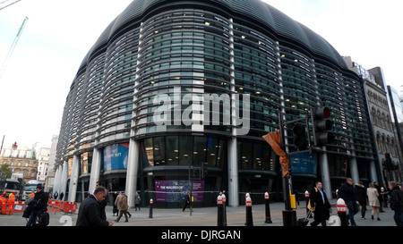 La gente camminare lungo Cannon Street passato il Walbrook edificio progettato da Norman Foster Partners città di Londra, UK KATHY DEWITT Foto Stock