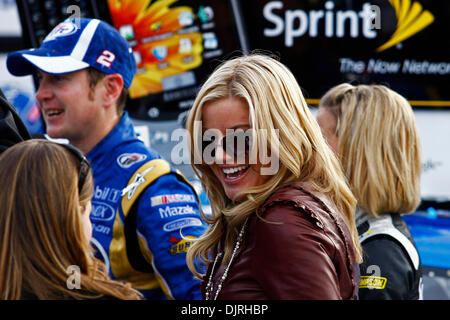 Mar 07, 2010 - Atlanta, Georgia, Stati Uniti - 07 Marzo 2010: Eva Busch festeggia il suo marito vincere dopo la Kobalt Tools 500 ad Atlanta Motor Speedway di Atlanta, Georgia. (Credito Immagine: © Jason Clark/Southcreek globale/ZUMApress.com) Foto Stock