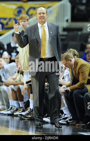 Mar 18, 2010 - San Jose, California, Stati Uniti - 18 Marzo 2010: Vanderbilt head coach Kevin Stalings chiede un gioco durante il round di apertura giocare nella regione Ovest tra Vanderbilt Commodores e Murray State Racers in HP Pavilion a San Jose, California. Murray membro avanzato con 66-65 Win. (Credito Immagine: © Matt Cohen/Southcreek globale/ZUMApress.com) Foto Stock