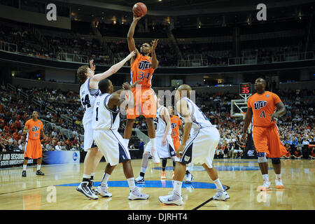 Mar 18, 2010 - San Jose, California, Stati Uniti - 18 Marzo 2010:UTEP avanti JR Jeremy Williams (34) germogli mentre circondato da Butler difensori durante il round di apertura giocare nella regione ovest tra il Butler Bulldogs e l'Università di Texas-El Paso minatori a HP Pavilion a San Jose, California. (Credito Immagine: © Matt Cohen/Southcreek globale/ZUMApress.com) Foto Stock