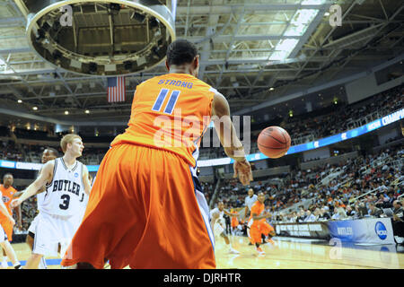 Mar 18, 2010 - San Jose, California, Stati Uniti - 18 Marzo 2010: UTEP guard JR Myron forte (11) inbounds la sfera durante il round di apertura giocare nella regione ovest tra il Butler Bulldogs e l'Università di Texas-El Paso minatori a HP Pavilion a San Jose, California. (Credito Immagine: © Matt Cohen/Southcreek globale/ZUMApress.com) Foto Stock