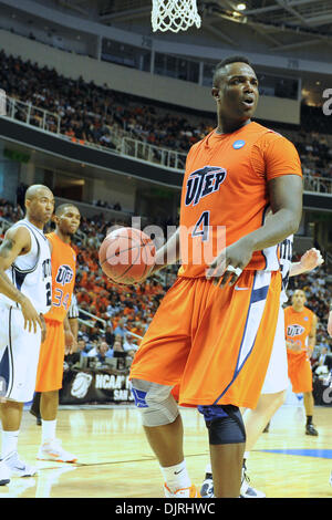 Mar 18, 2010 - San Jose, California, Stati Uniti - 18 Marzo 2010: UTEP avanti JR Derrick Caracter (4) lamenta una chiamata durante il round di apertura giocare nella regione ovest tra il Butler Bulldogs e l'Università di Texas-El Paso minatori a HP Pavilion a San Jose, California. (Credito Immagine: © Matt Cohen/Southcreek globale/ZUMApress.com) Foto Stock