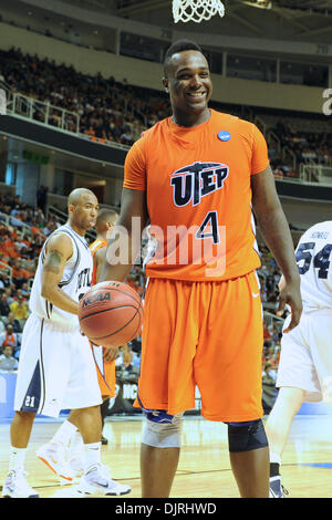 Mar 18, 2010 - San Jose, California, Stati Uniti - 18 Marzo 2010: UTEP avanti JR Derrick Caracter (4) sorrisi dopo lamenta una chiamata durante il round di apertura giocare nella regione ovest tra il Butler Bulldogs e l'Università di Texas-El Paso minatori a HP Pavilion a San Jose, California. (Credito Immagine: © Matt Cohen/Southcreek globale/ZUMApress.com) Foto Stock