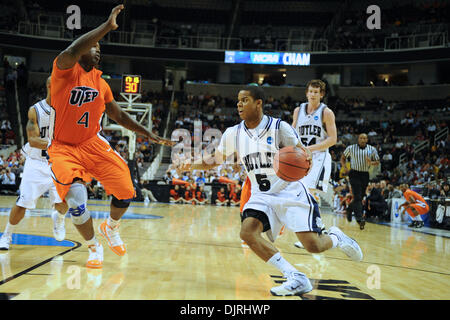 Mar 18, 2010 - San Jose, California, Stati Uniti - 18 Marzo 2010: Butler in modo guard Ronald Nored (5) Cariche verso il cerchio durante il round di apertura giocare nella regione ovest tra il Butler Bulldogs e l'Università di Texas-El Paso minatori a HP Pavilion a San Jose, California. (Credito Immagine: © Matt Cohen/Southcreek globale/ZUMApress.com) Foto Stock