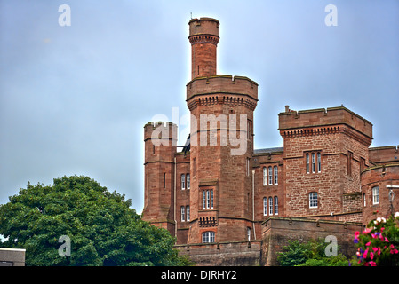 Castello di Inverness Scozia sorge su una scogliera che si affaccia sul fiume Ness, a Inverness, Scotland Foto Stock