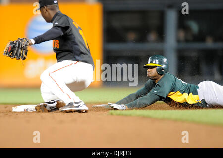 Apr. 01, 2010 - San Francisco, California, Stati Uniti - 01 Aprile 2010: Oakland A's CF Rajai Davis (11) scorre nella seconda per un furto di base prima del tag da San Francisco Giants SS Edgar Renteria (16) durante un ''Bay Bridge serie'' exhibition gioco tra la Oakland A's e i San Francisco Giants di AT&T Park di San Francisco, CA. (Credito Immagine: © Matt Cohen/Southcreek globale/ZUMA Foto Stock