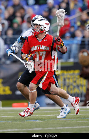 Apr. 17, 2010 - Baltimore, Maryland, Stati Uniti - 17 Aprile 2010: Maryland breve Stick centrocampista Bryn Holmes (17) durante il lacrosse azione di gioco al giorno Smartlink dei rivali tenutosi a M&T Bank Stadium di Baltimora, Maryland. Il Maryland Terps sconfitto la Hopkins Blue Jays 10-9. (Credito Immagine: © Alex Cena/Southcreek globale/ZUMApress.com) Foto Stock