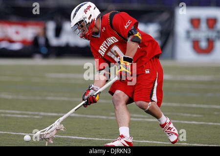 Apr. 17, 2010 - Baltimore, Maryland, Stati Uniti - 17 Aprile 2010: Maryland breve Stick centrocampista Bryn Holmes (17) durante il lacrosse azione di gioco al giorno Smartlink dei rivali tenutosi a M&T Bank Stadium di Baltimora, Maryland. Il Maryland Terps sconfitto la Hopkins Blue Jays 10-9. (Credito Immagine: © Alex Cena/Southcreek globale/ZUMApress.com) Foto Stock