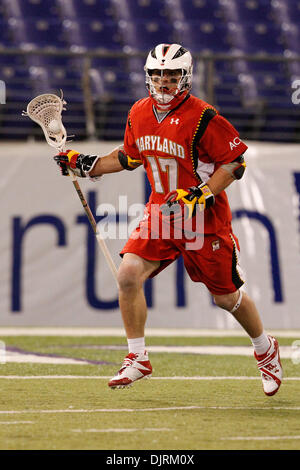 Apr. 17, 2010 - Baltimore, Maryland, Stati Uniti - 17 Aprile 2010: Maryland breve Stick centrocampista Bryn Holmes (17) durante il lacrosse azione di gioco al giorno Smartlink dei rivali tenutosi a M&T Bank Stadium di Baltimora, Maryland. Il Maryland Terps sconfitto la Hopkins Blue Jays 10-9. (Credito Immagine: © Alex Cena/Southcreek globale/ZUMApress.com) Foto Stock