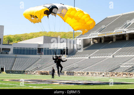 Apr. 24, 2010 - punto ad ovest di New York, Stati Uniti d'America - 24 Aprile 2010: Esercito parachutist prima dell'inizio di lacrosse azione in Santa Croce crociati a esercito cavalieri neri gioco svolto a Michie Stadum a West Point, New York. I Crociati è sceso al nero Knightys 13-10. (Credito Immagine: © Alex Cena/Southcreek globale/ZUMApress.com) Foto Stock