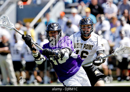 Apr. 24, 2010 - punto ad ovest di New York, Stati Uniti d'America - 24 Aprile 2010: Santa Croce centrocampista Andrew Morici (18) e ''Esercito centrocampista Sauter, Charlie (16)'' durante l'azione di lacrosse in Santa Croce crociati a esercito cavalieri neri gioco svolto a Michie Stadum a West Point, New York. I Crociati è sceso al nero Knightys 13-10. (Credito Immagine: © Alex Cena/Southcreek globale/ZUMApress.com) Foto Stock