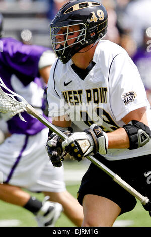 Apr. 24, 2010 - punto ad ovest di New York, Stati Uniti d'America - 24 Aprile 2010: ''Esercito centrocampista Sipperly, Derek (49)'' durante l'azione di lacrosse in Santa Croce crociati a esercito cavalieri neri gioco svolto a Michie Stadum a West Point, New York. I Crociati è sceso al nero Knightys 13-10. (Credito Immagine: © Alex Cena/Southcreek globale/ZUMApress.com) Foto Stock