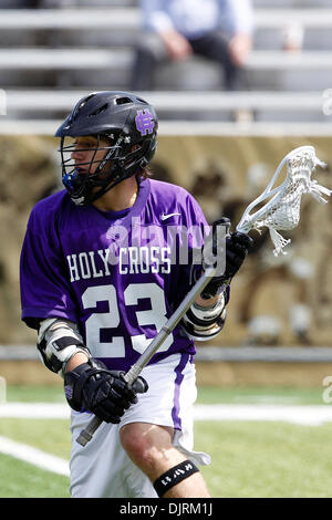 Apr. 24, 2010 - punto ad ovest di New York, Stati Uniti d'America - 24 Aprile 2010: Santa Croce Attackman James Kennedy (23) durante l'azione di lacrosse in Santa Croce crociati a esercito cavalieri neri gioco svolto a Michie Stadum a West Point, New York. I Crociati è sceso al nero Knightys 13-10. (Credito Immagine: © Alex Cena/Southcreek globale/ZUMApress.com) Foto Stock